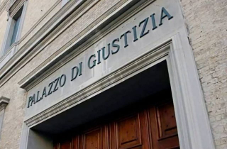 Ancona – A processo per violenza sessuale con l’accusa di aver molestato la cugina minorenne